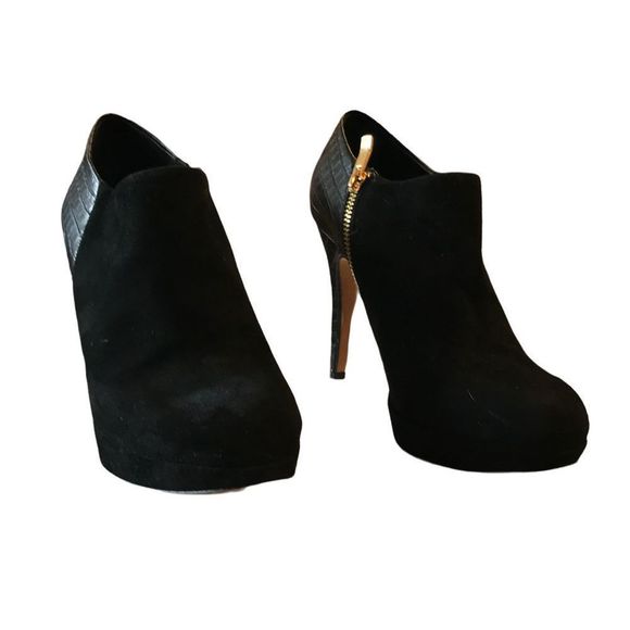 Vince Camuto Shoes - Beautiful Black and Gold Vince Camuto Heels.